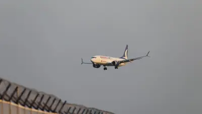 طائرة تعبر الأجواء السورية