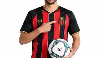 لاعب كرة القدم محمود حسن (تريزيغيه) يوقع لنادي الرياض
