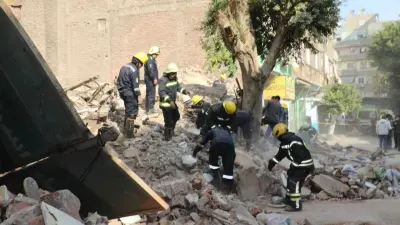 صورة لانهيار جزئي لعقار بسبب الزلزال في روض الفرج بالقاهرة
