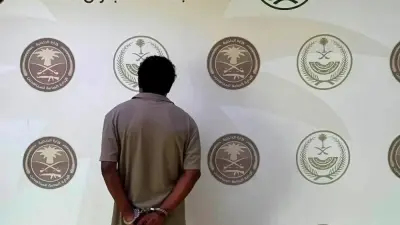 دورية شرطة سعودية تقف أمام سيارة موقوفة