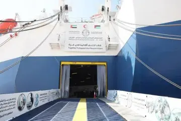 فريق طبي يعمل في مستشفى عائم يقدم خدمات صحية للفلسطينيين.