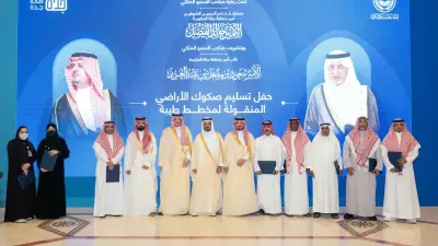 نائب أمير منطقة مكة المكرمة يسلم صكوك أراضي لمواطنين بجدة