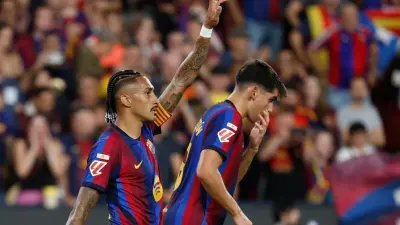 لاعبو برشلونة يحتفلون بعد تسجيل هدف في مرمى أتليتيك بلباو