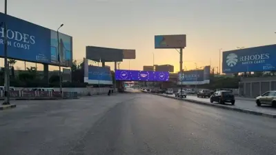 كوبري مشاة تحت الإنشاء على طريق رئيسي