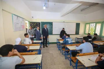طلاب يؤدون امتحانات الثانوية العامة