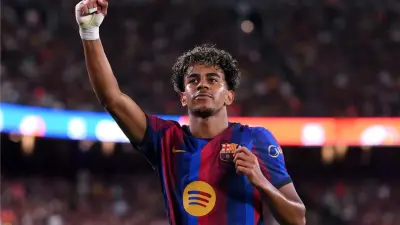 اللاعب الإسباني لامين جمال يرتدي زي برشلونة
