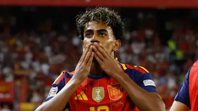 لامين جمال لاعب برشلونة ضمن خبر عن أعلى القيم السوقية للاعبي كرة القدم