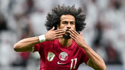 أكرم عفيف قائد منتخب قطر في مباراة أمام السعودية بنصف نهائي كأس الخليج العربي