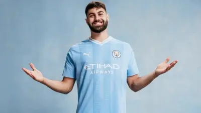 يوشكو جفارديول، مدافع مانشستر سيتي، في خبر عن اهتمام برشلونة بوضعه