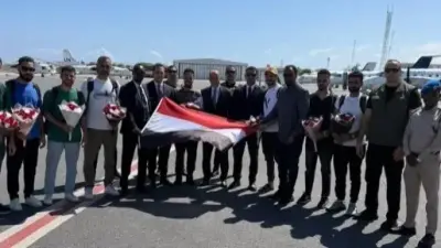 البحارة المصريون لدى وصولهم إلى مقديشيو تمهيدًا للعودة إلى القاهرة