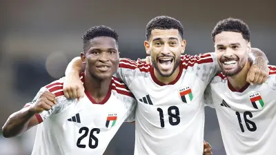 لاعبو منتخب الإمارات يحتفلون بالفوز على عُمان في نصف نهائي «خليجي 27»