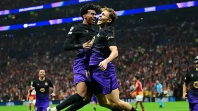برشلونة وجالطة سراي في مباراة بدوري أبطال أوروبا