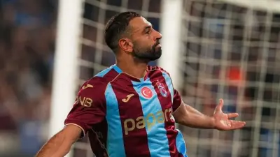 قميص طرابزون سبور باسم محمد صلاح قُدم هدية لمصطفى مدبولي
