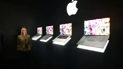 أجهزة ماك بوك برو مقاس 14 بوصة خلال فعالية Apple Experience LA في لوس أنجلوس
