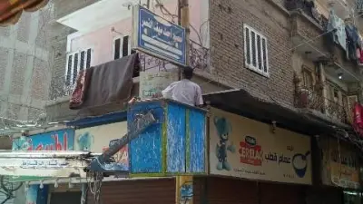 إعلان أو لافتة مخالفة على طريق عام وفق سياق قانون تنظيم الإعلانات