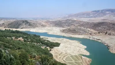 نهر الليطاني في لبنان وسط تحقيقات بشأن تغير لون مياهه