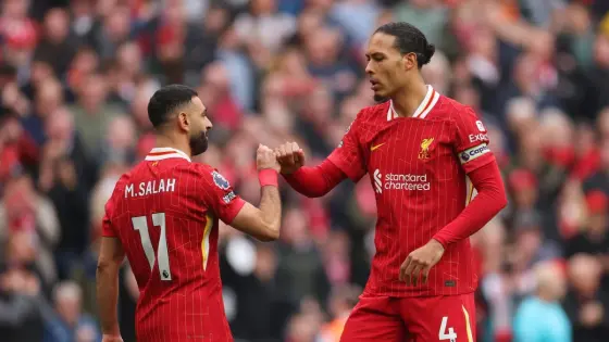 موقف طريف بين محمد صلاح وفان دايك بعد مباراة ليفربول وإيفرتون