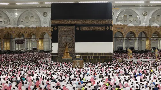 السعودية ترحب بالحجاج الإيرانيين بالورود والهدايا