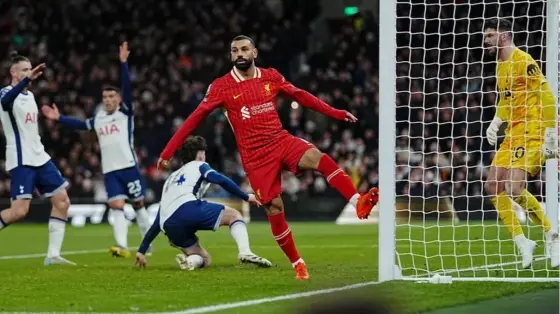 محمد صلاح يثير الجدل مجددًا حول مستقبله مع ليفربول وينفي شائعات التجديد