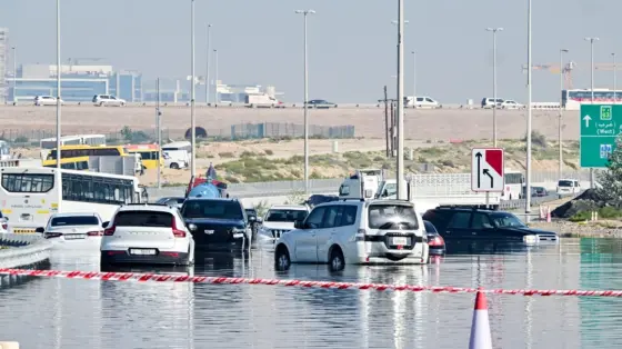 بسبب تقلبات الطقس في السعودية يطالب خبراء الأرصاد بالبقاء في أماكن آمنة