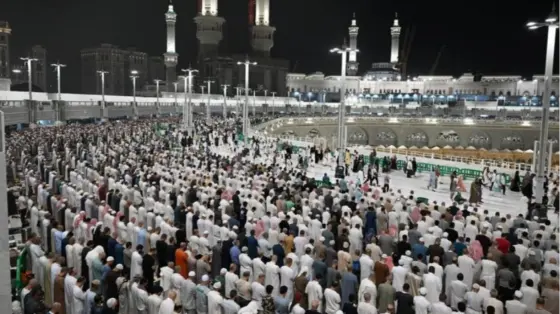 أجواء روحانية مميزة في ليلة السابع والعشرين من رمضان لضيوف الرحمن
