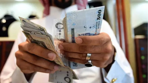 إطلاق خدمة جديدة تتيح للموظفين صرف جزء من رواتبهم مبكرًا