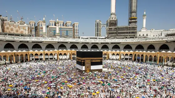 السعودية تطلق خدمة لتعزيز سعة مرافق الضيافة للحج بمكة والمدينة
