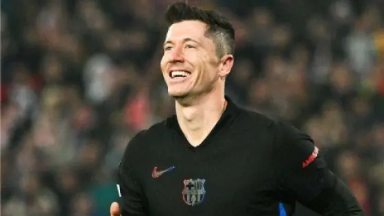 برشلونة يواجه تحديًا بعد إصابة ليفاندوفسكي قبل الموسم الجديد