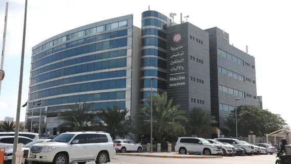 القيادة في أبوظبي