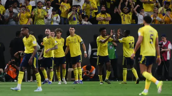 لاعبو نادي النصر يحتفلون بالتأهل إلى النهائي