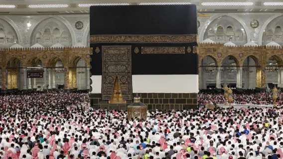 استقبال الحجاج الإيرانيين بالورود والهدايا في السعودية