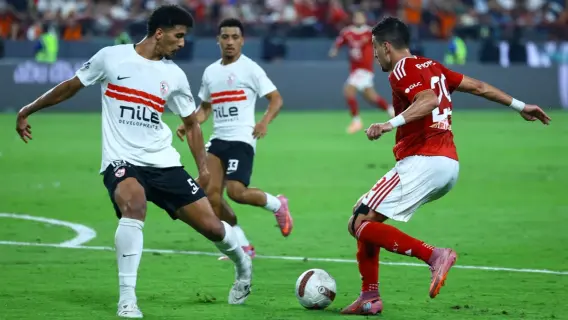 لاعبو فريقي الأهلي والزمالك خلال مباراة سابقة