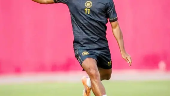 لاعب كرة قدم سعودي يتنافس على الكرة خلال مباراة