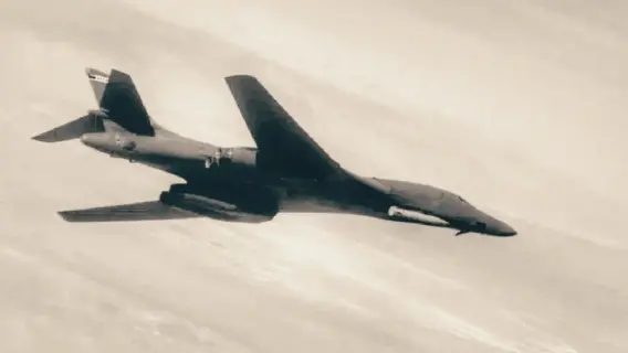قاذفة أمريكية من نوع B-1B لانسر خلال تحليقها