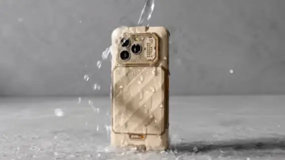 هاتف RugOne Xever 8 معروض بخلفية طبيعية