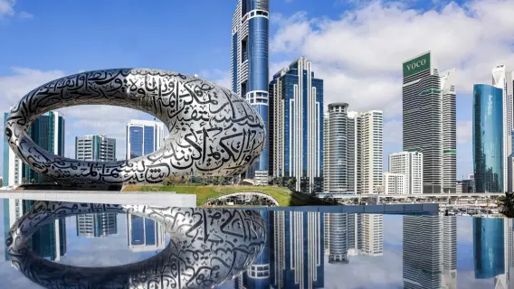 سماء زرقاء صافية فوق مدينة إماراتية