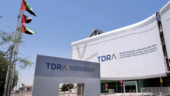 طفل يستخدم جهازاً إلكترونياً تحت إشراف والديه
