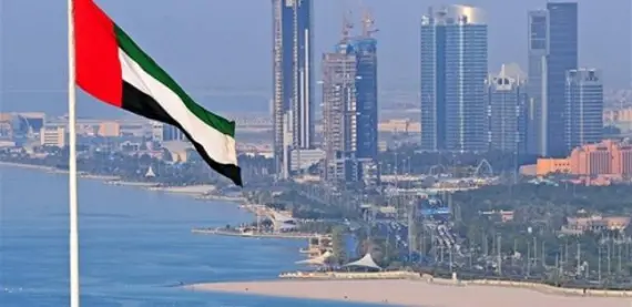 علم دولة الإمارات العربية المتحدة يرفرف في السماء