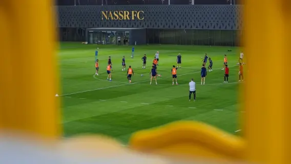 مباراة كرة قدم بين فريقي النصر والشباب