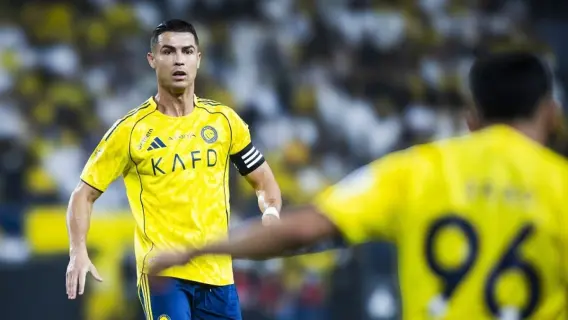 جواو فيليكس وكريستيانو رونالدو يحتفلان بتسجيل الأهداف لصالح النصر ضد الشباب