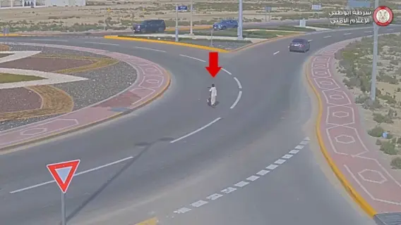 شرطي يوجه تعليمات لمستخدم سكوتر كهربائي