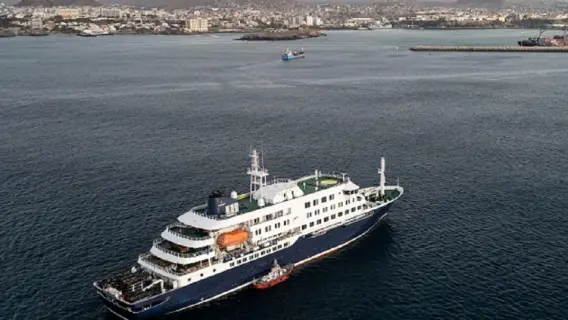 طاقم صحي يعود من السفينة إم في هونديوس