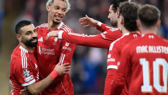 لاعبو نادي ليفربول خلال مباراة كرة قدم