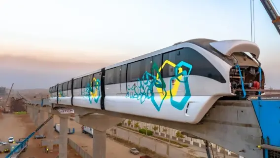 قطار مونوريل يسير على سكة حديثة
