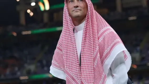 بن هاربورغ بزي سعودي تقليدي في ملعب الإنماء