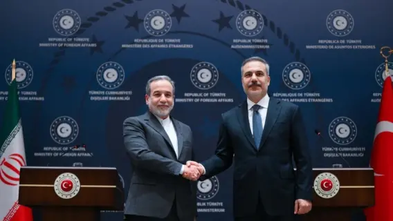 وزير خارجية تركيا هاكان فيدان ووزير خارجية إيران عباس عراقجي يتبادلان الحديث عبر الهاتف.