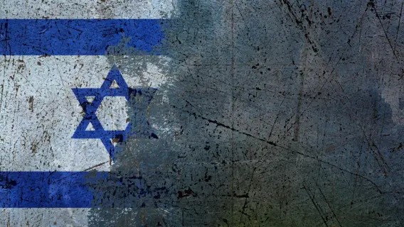 علم إسرائيل مرفوع فوق مبنى كنيسيت الإسرائيلي