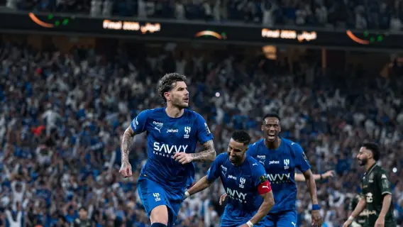 ثيو هيرنانديز يحتفل بهدفه مع لاعبي الهلال
