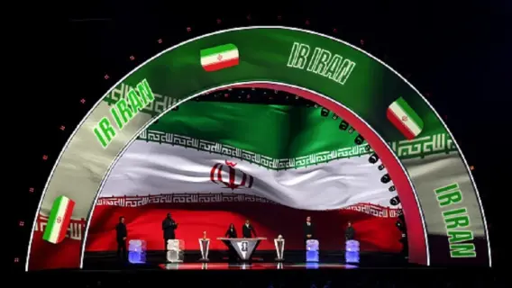 رئيس الاتحاد الإيراني لكرة القدم مهدي تاج مع لاعبي المنتخب.