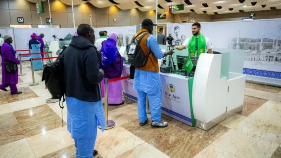 مجموعة من الحجاج يستعدون للسفر ضمن مبادرة طريق مكة